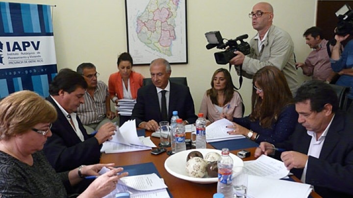 El gobierno rubric&oacute; convenios para mejoramientos habitacionales en ocho municipios