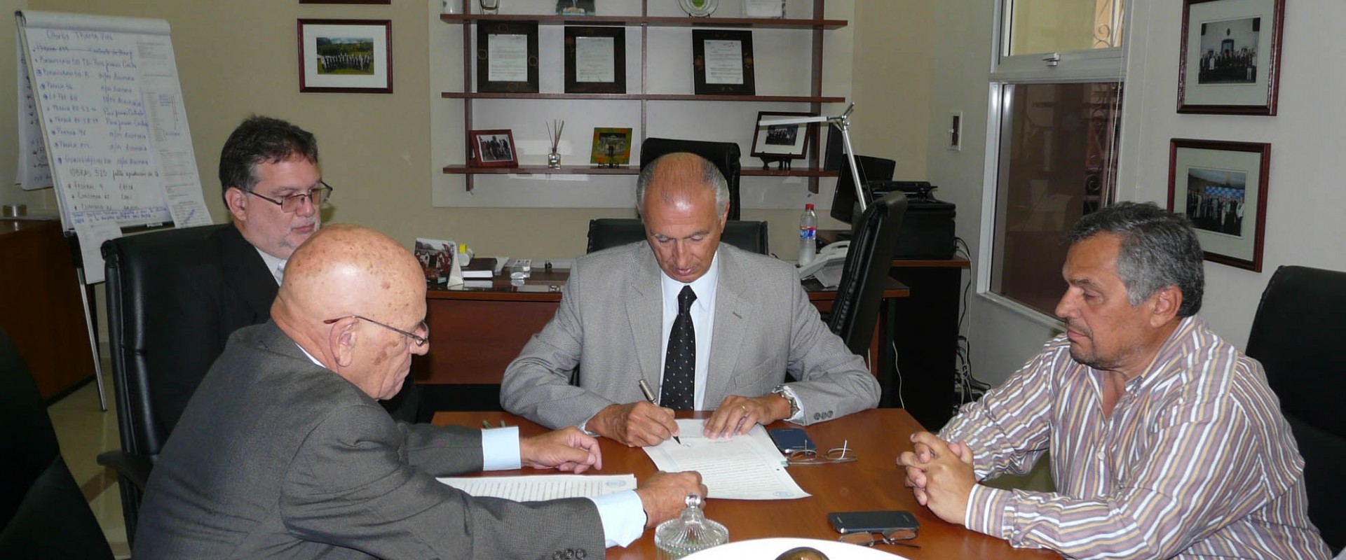 Rubricaron contratos para ejecutar la trama vial de barrios de Paran&aacute; y Basavilbaso