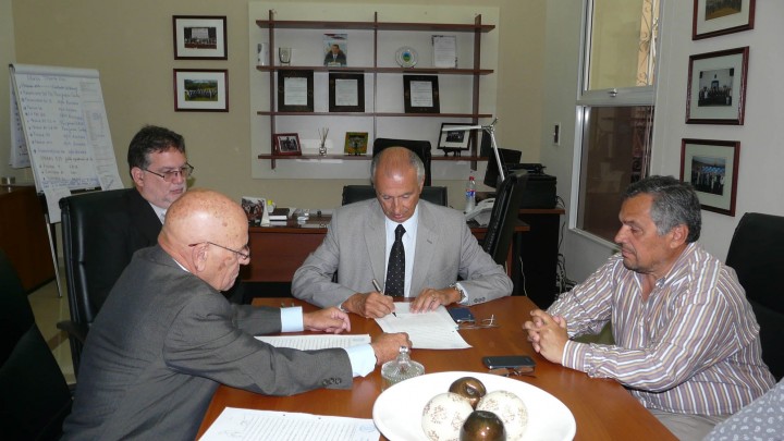 Rubricaron contratos para ejecutar la trama vial de barrios de Paran&aacute; y Basavilbaso