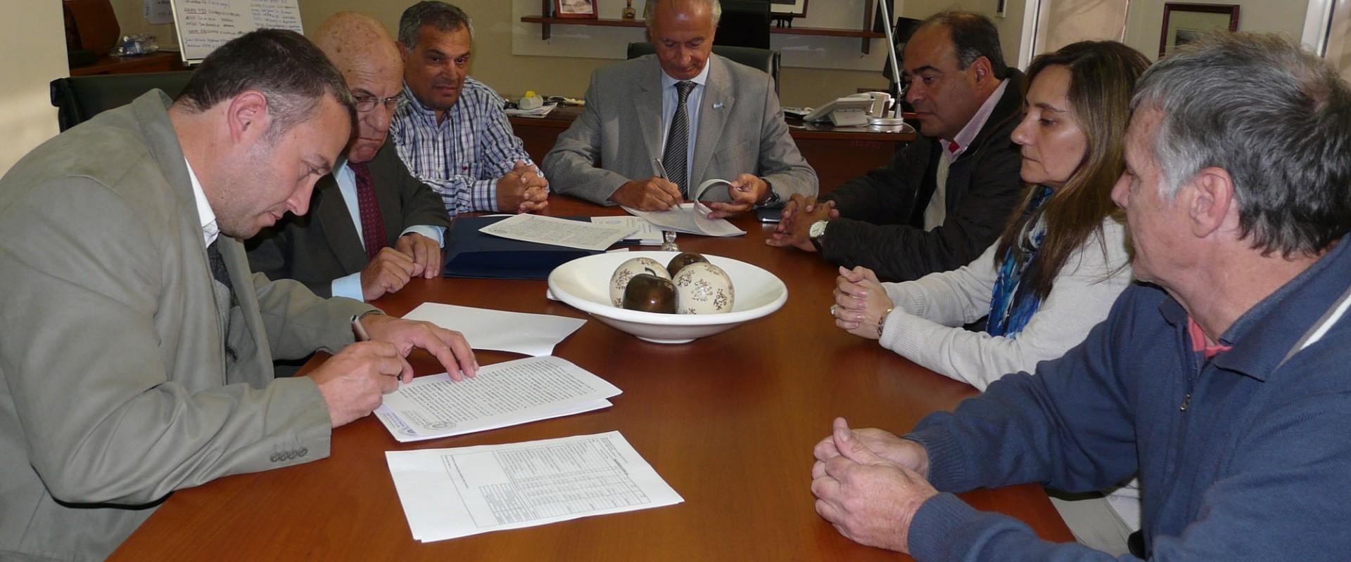 Rubricaron contratos para ejecutar la trama vial de barrios de Basavilbaso y Gualeguaych&uacute;