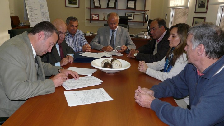 Rubricaron contratos para ejecutar la trama vial de barrios de Basavilbaso y Gualeguaych&uacute;