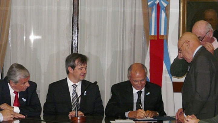 Satisfacci&oacute;n de los gremios docentes por la r&uacute;brica de contratos para ejecutar 98 viviendas