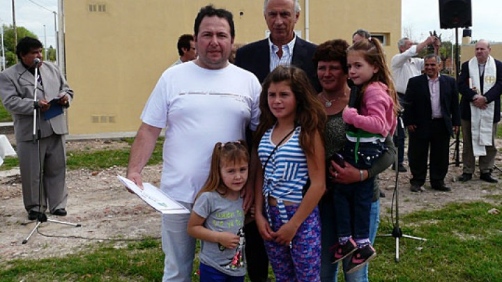 Inauguraron 27 viviendas del IAPV en Nogoy&aacute;