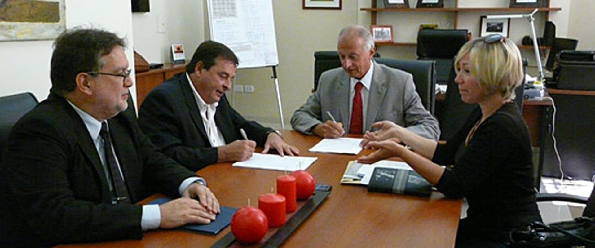 Rubricaron convenio para ejecutar nuevos mejoramientos habitacionales en Col&oacute;n