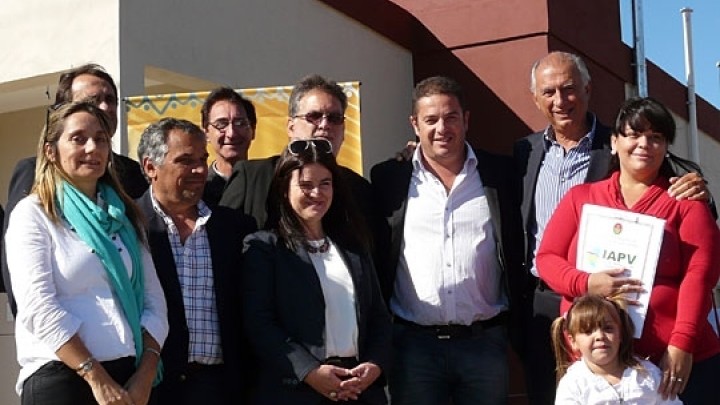 Fueron entregadas viviendas para docentes en Segu&iacute;