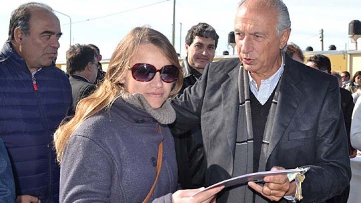 El Gobernador  inaugur&oacute;  100 viviendas del IAPV en  Basavilbaso