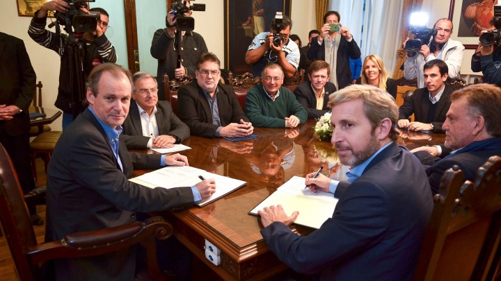El gobierno firm&oacute;  un convenio  marco para la construcci&oacute;n de viviendas en Entre R&iacute;os