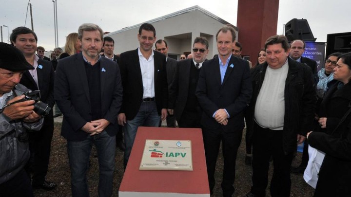 Docentes t&eacute;cnicos de Viale recibieron del IAPV sus nuevas viviendas