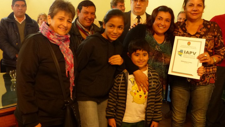 Veinte familias de docentes de Gualeguaych&ugrave; recibieron su casa propia