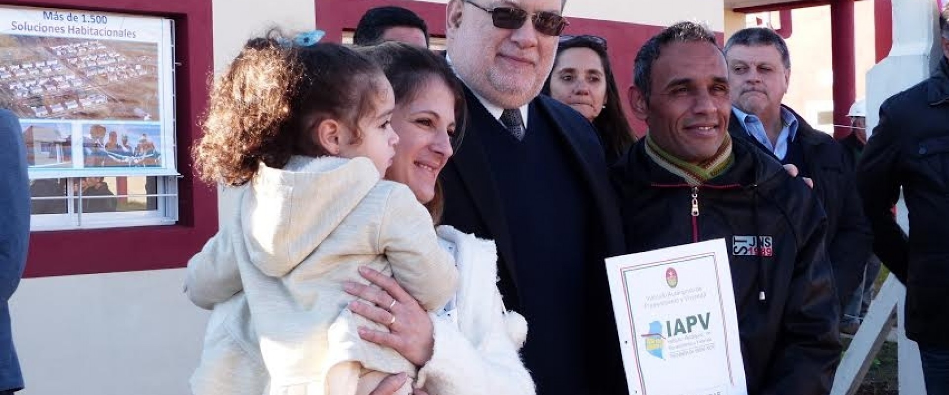 Cuarenta familias de Col&oacute;n recibieron su casa
