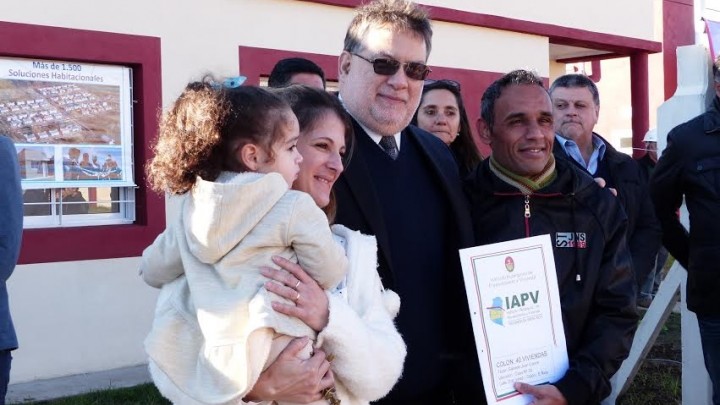 Cuarenta familias de Col&oacute;n recibieron su casa